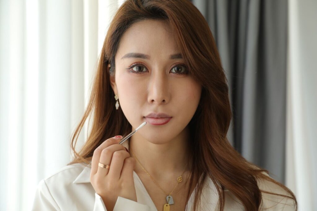 K-뷰티 메이크업 트렌드: 한국 아이돌처럼 예뻐지는 화장법